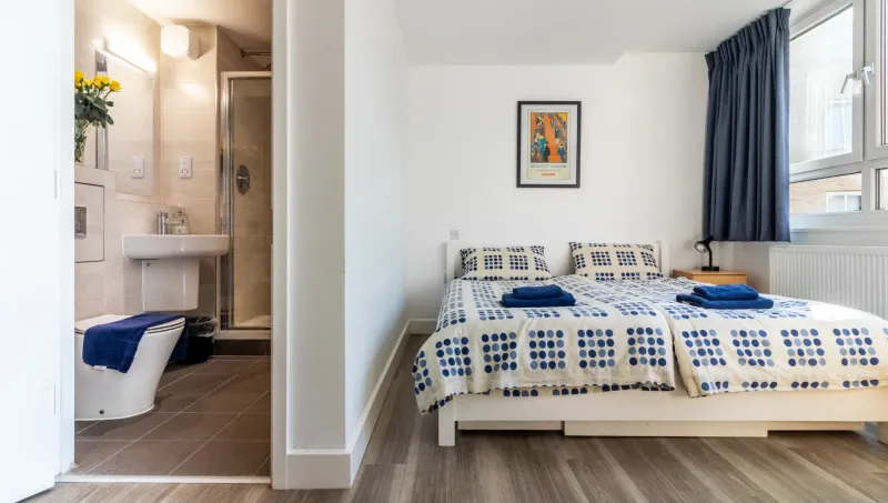 ensuite-comfort-bad-mit-dusche-tageslicht