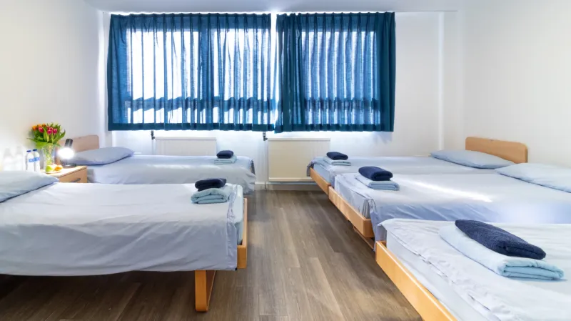 familienzimmer-blau-vorhnge