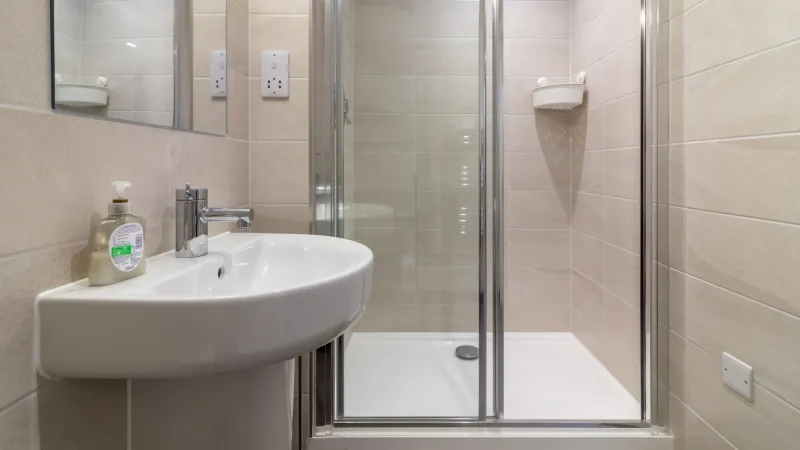 family-apartment-badezimmer-dusche-und-waschbecken