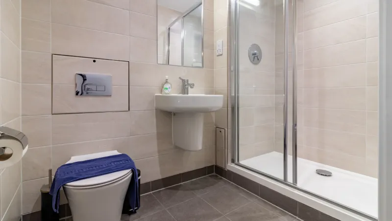 family-apartment-badezimmer-komplettansicht-mit-wc-und-dusche