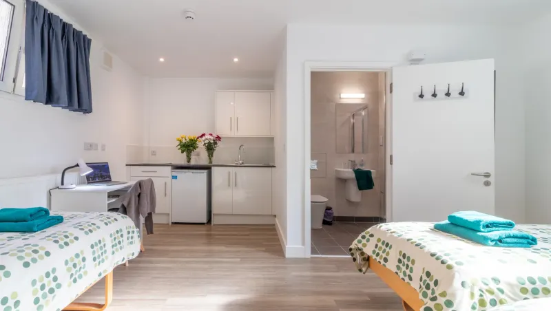 family-apartment-gesamtblick-mit-kueche-und-badezimmer