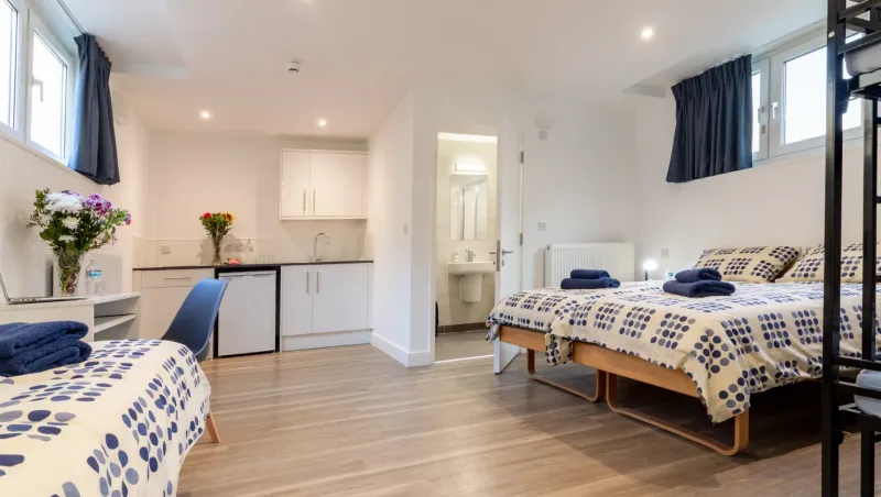 family-apartment-komplettansicht-mit-betten-und-kueche