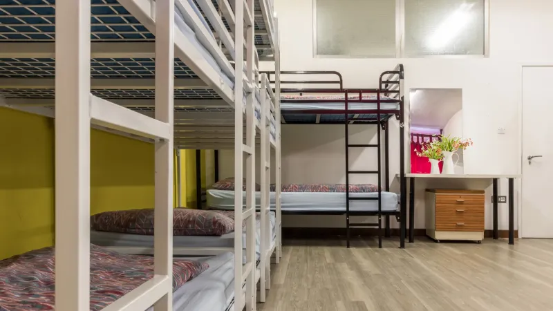 mehrbettzimmer-schlafsaal-betten-hostel_london
