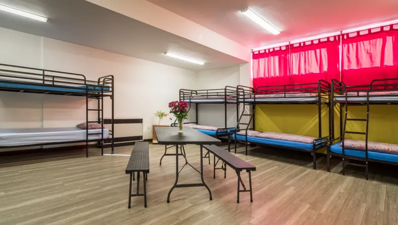 mehrbettzimmer-schlafsaal-tisch-hostel_london