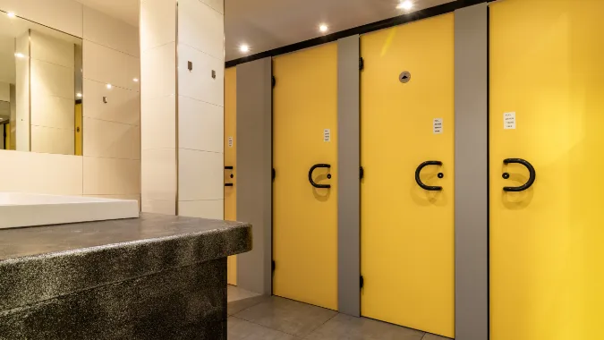 schlafsaal-duschkabinen-hostel_london