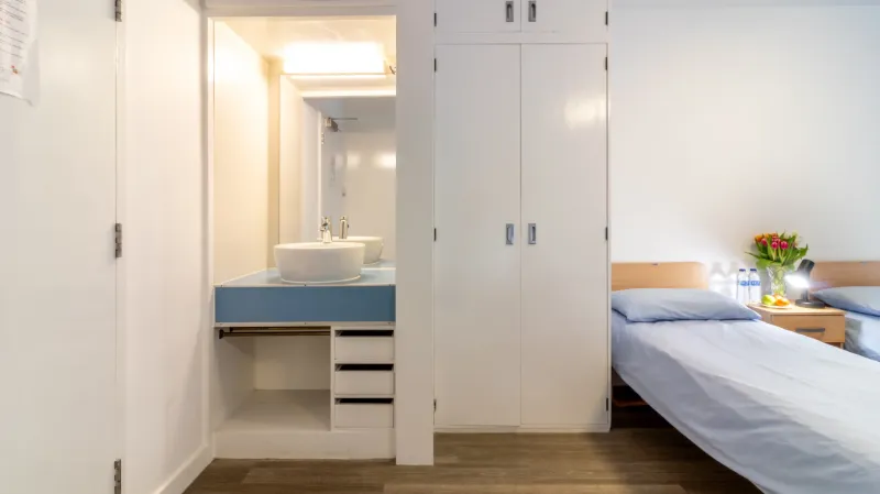 waschbecken-schrank-familienzimmer-london